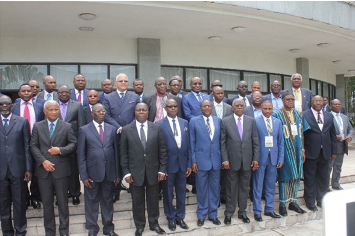 Photo de famille avec Mr Clément MOUAMBA, 1er Ministre, Chef du Gouvernement de la République du Congo